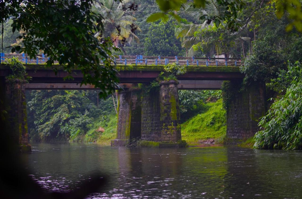 Athirapilly On The Rocks Hotel Athirappilly Exterior photo