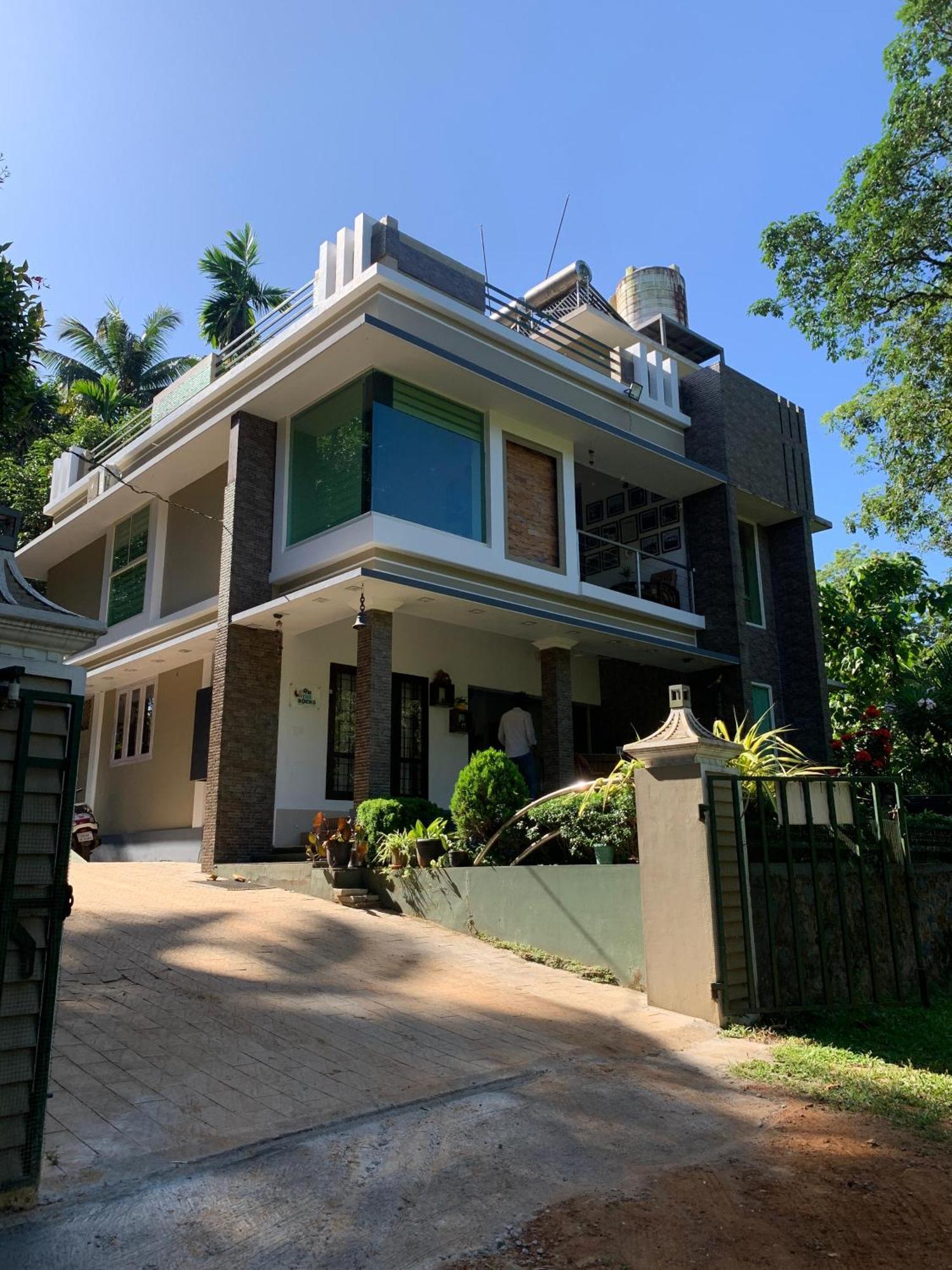 Athirapilly On The Rocks Hotel Athirappilly Exterior photo