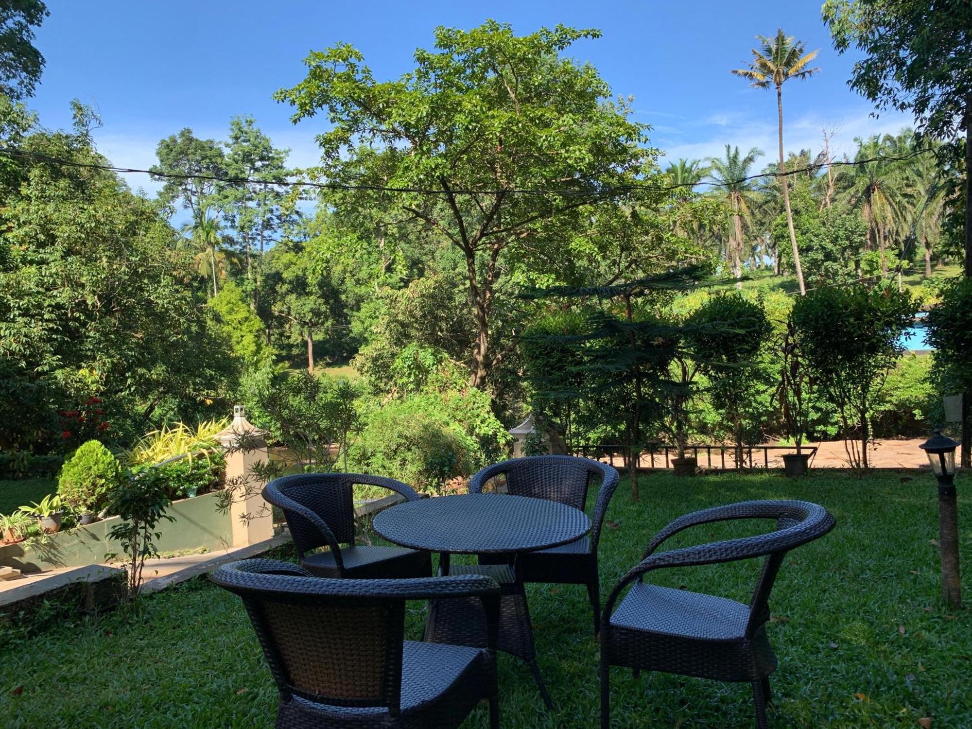 Athirapilly On The Rocks Hotel Athirappilly Exterior photo