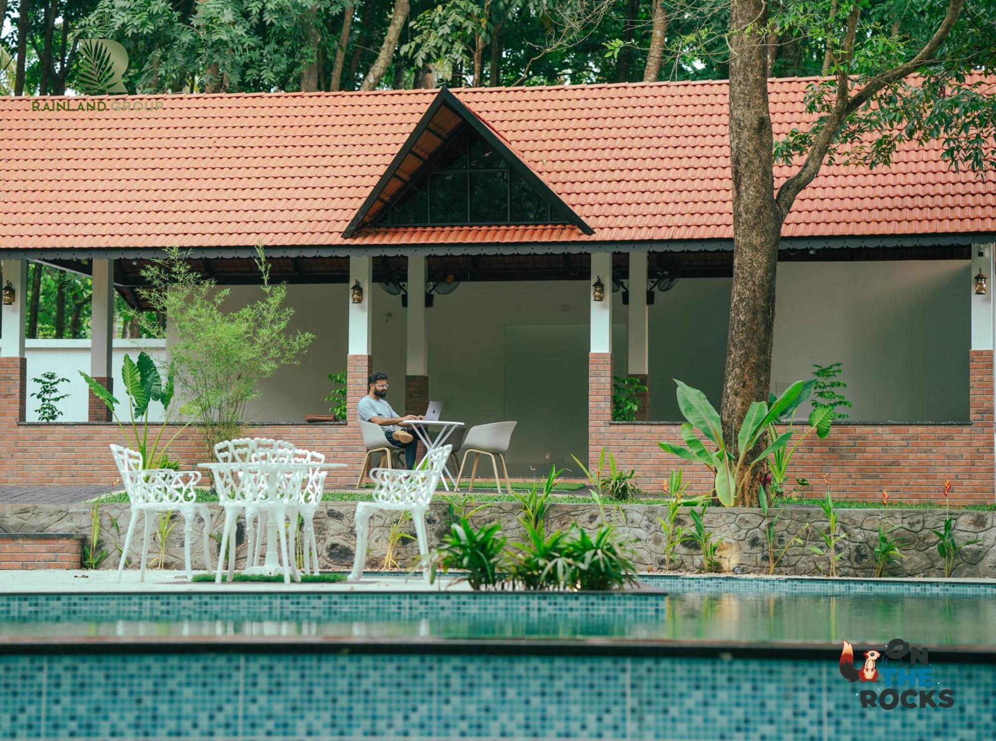 Athirapilly On The Rocks Hotel Athirappilly Exterior photo